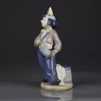 Винтажная фарфоровая статуэтка NAO Lladro Клоун в колпаке с концертиной, гармошкой