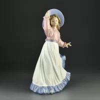 Винтажная фарфоровая статуэтка Девочка в шляпке Испания Lladro NAO 1391 Caught in the Breeze