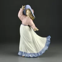 Винтажная фарфоровая статуэтка Девочка в шляпке Испания Lladro NAO 1391 Caught in the Breeze