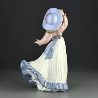 Винтажная фарфоровая статуэтка Девочка в шляпке Испания Lladro NAO 1391 Caught in the Breeze