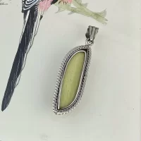 Винтажный кулон с зелёным камнем