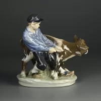 Винтажная фарфоровая статуэтка Дания Мальчик с телёнком Royal Copenhagen Boy With Calf