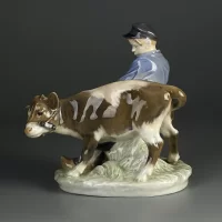 Винтажная фарфоровая статуэтка Дания Мальчик с телёнком Royal Copenhagen Boy With Calf