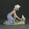 Винтажная фарфоровая статуэтка Девушка в шляпке с голубем Испания Lladro NAO Caressing the Dove
