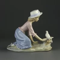 Винтажная фарфоровая статуэтка Девушка в шляпке с голубем Испания Lladro NAO Caressing the Dove