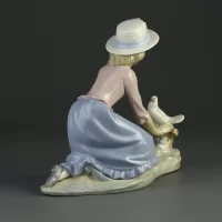Винтажная фарфоровая статуэтка Девушка в шляпке с голубем Испания Lladro NAO Caressing the Dove