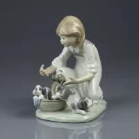 Винтажная фарфоровая статуэтка Девочка с щенками в корзине Lladro 5595 Joy in a Basket