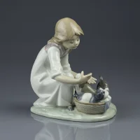 Винтажная фарфоровая статуэтка Девочка с щенками в корзине Lladro 5595 Joy in a Basket