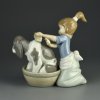 Винтажная фарфоровая статуэтка Девочка моет собаку Испания Lladro 5455 Bashful Bather