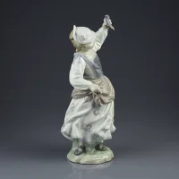 Винтажная фарфоровая статуэтка Девочка и воробей Lladro 4758 Girl and Sparrow