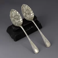 Антикварная пара сервировочных ложек Berry Spoon с тиснёным декором фруктов, ягод и цветов Англия, конец XIX – начало XX века