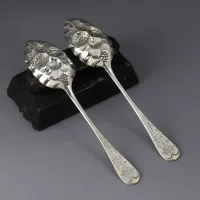 Антикварная пара сервировочных ложек Berry Spoon с тиснёным декором фруктов, ягод и цветов Англия, конец XIX – начало XX века