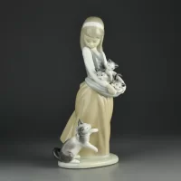 Винтажная фарфоровая статуэтка Испания Девочка с кошкой и котятами Lladro 1309 Following Her Cats