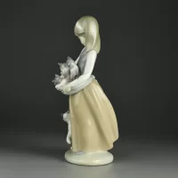 Винтажная фарфоровая статуэтка Испания Девочка с кошкой и котятами Lladro 1309 Following Her Cats