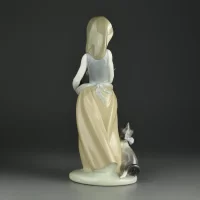 Винтажная фарфоровая статуэтка Испания Девочка с кошкой и котятами Lladro 1309 Following Her Cats