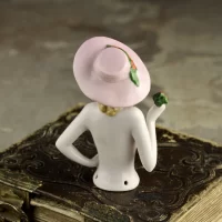 Винтажная кукла Half Doll в стиле ар-деко в розовой шляпе с букетом