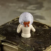 Винтажная фарфоровая кукла в сиреневой шляпе Half Doll в стиле ар-деко Германия