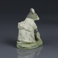 Винтажная фигурка Беатрис Поттер Мышь с веником Hunca Munca Sweeping Border Fine Arts Шотландия
