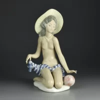 Винтажная фарфоровая статуэтка Девушка на пляже с мячом Испания Lladro 1481 On the Beach