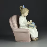 Винтажная фарфоровая статуэтка Девочка с подарком Испания Lladro NAO 1167 Can I Open It