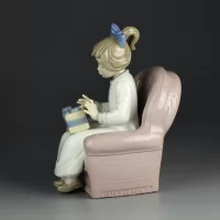 Винтажная фарфоровая статуэтка Девочка с подарком Испания Lladro NAO 1167 Can I Open It