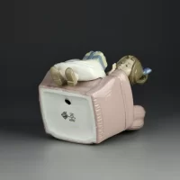 Винтажная фарфоровая статуэтка Девочка с подарком Испания Lladro NAO 1167 Can I Open It