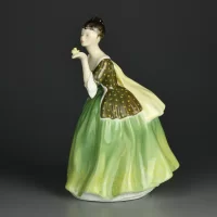Винтажная фарфоровая статуэтка Дама в зелёном платье  с розой Англия Royal Doulton 2368 Fleur