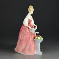 Винтажная фарфоровая статуэтка Дама поливает цветы Англия Royal Doulton 3292 Alexandra