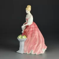 Винтажная фарфоровая статуэтка Дама поливает цветы Англия Royal Doulton 3292 Alexandra