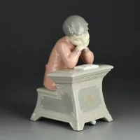Винтажная фарфоровая статуэтка Мальчик с книгой за партой Испания Lladro NAO 1403 My First Class