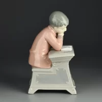 Винтажная фарфоровая статуэтка Мальчик с книгой за партой Испания Lladro NAO 1403 My First Class