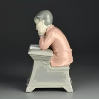 Винтажная фарфоровая статуэтка Мальчик с книгой за партой Испания Lladro NAO 1403 My First Class