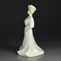 Винтажная фарфоровая статуэтка Дама в шляпке Англия Coalport Lorraine