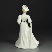 Винтажная фарфоровая статуэтка Дама в шляпке Англия Coalport Lorraine
