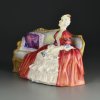 Винтажная фарфоровая статуэтка Дама на софе с маской Англия Royal Doulton 1997 Belle O’The Ball