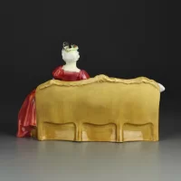 Винтажная фарфоровая статуэтка Дама на софе с маской Англия Royal Doulton 1997 Belle O’The Ball