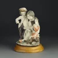 Винтажная статуэтка Дети читают книгу Giuseppe Armani Джузеппе Армани Capodimonte