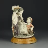 Винтажная статуэтка Дети читают книгу Giuseppe Armani Джузеппе Армани Capodimonte