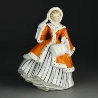 Винтажная фарфоровая статуэтка Дама с муфтой Англия Royal Doulton 2179 Noelle