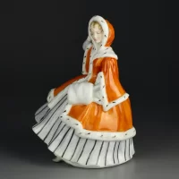 Винтажная фарфоровая статуэтка Дама с муфтой Англия Royal Doulton 2179 Noelle