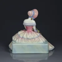 Винтажная фарфоровая статуэтка Дама с цветами Англия Royal Doulton 1731 Daydreams