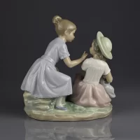 Винтажная фарфоровая статуэтка Девочки с куклой Испания Lladro NAO 0280 It is my Doll