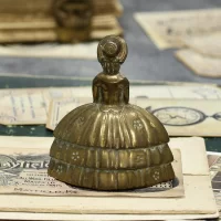 Винтажная английская латунная фигурка Дама