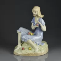 Винтажная фарфоровая статуэтка Дама с розами Англия Royal Doulton 3085 Summer Rose