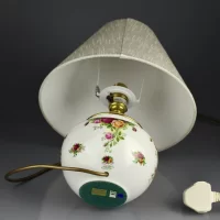 Винтажная английская лампа с плафоном Royal Albert Розы Old Country Roses