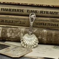 Антикварная английская ложка для чая трав Caddy Spoon Листья и гроздь винограда George Unite 1863 год