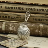 Антикварная английская ложка для чая трав Caddy Spoon Листья и гроздь винограда George Unite 1863 год