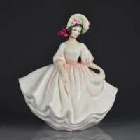 Винтажная фарфоровая статуэтка Дама в шляпке Англия Royal Doulton 2698 Sunday Best