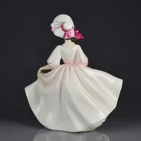 Винтажная фарфоровая статуэтка Дама в шляпке Англия Royal Doulton 2698 Sunday Best