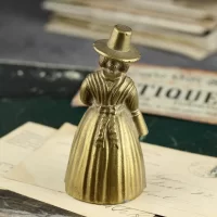 Винтажная каминная латунная фигурка дамы в шляпе Англия